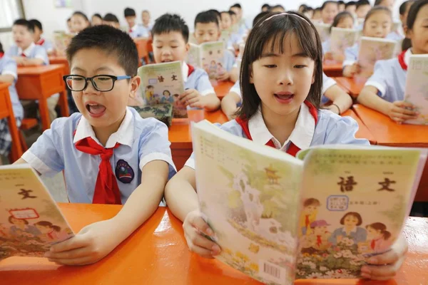 Young Chinese Students Read Aloud Chinese Textbooks Lesson Classroom Primary — Stok fotoğraf