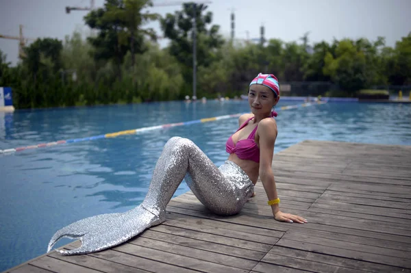 2016년 17일 충칭의 스포츠 파크에서 의상을 여성이 수영장 가장자리에서 포즈를 — 스톡 사진