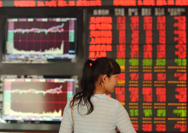 Inversor Chino Examina Los Índices Bursátiles Los Precios Las Acciones — Foto de Stock