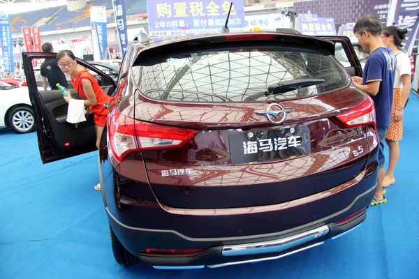 Visitatori Cinesi Provano Guardano Auto Haima Mostra Durante Salone Automobilistico — Foto Stock