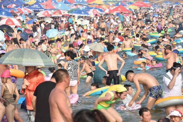 Semesterfirare Folkmassan Badort Svalna Brännhet Dag Dalian City Liaoning Provinsen — Stockfoto