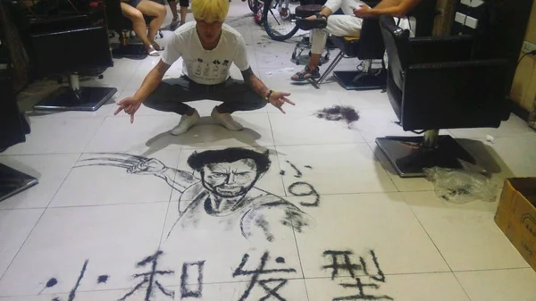 Peluquero Chino Wang Xiaojiu Posa Con Una Pintura Del Wolverine —  Fotos de Stock