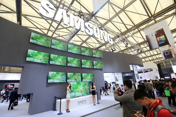 Visitantes Olham Para Aparelhos Lcd Samsung Exibição Durante Exposição Mundial — Fotografia de Stock