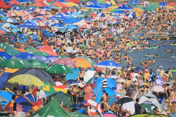 Des Vacanciers Entassent Une Station Balnéaire Pour Rafraîchir Sur Bruleur — Photo