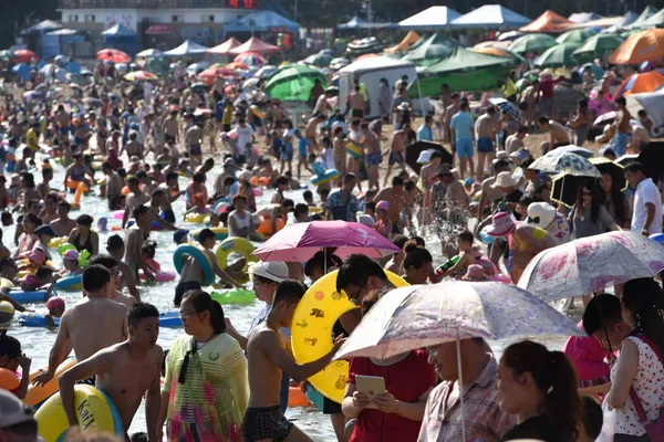 Semesterfirare Folkmassan Badort Svalna Brännhet Dag Dalian City Liaoning Provinsen — Stockfoto