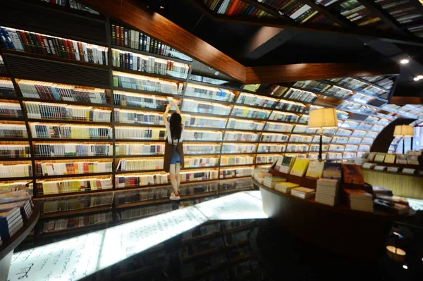 Empleado Chino Exhibe Libros Librería Zhongshuge Ciudad Yangzhou Provincia Jiangsu —  Fotos de Stock