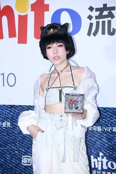 中国歌手吴莫初在2016年6月5日于台湾台北举行的2016年海托音乐奖颁奖仪式上与奖杯合影 — 图库照片
