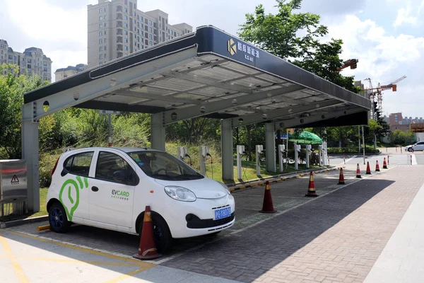 Samochód Elektryczny Jest Ładowany Elektrowni Fotowoltaicznej Szanghaju Chiny Sierpień 2016 — Zdjęcie stockowe