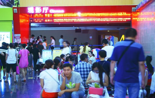 Cineasti Coda Acquistare Biglietti Cinema Nella Città Yichang Provincia Centrale — Foto Stock