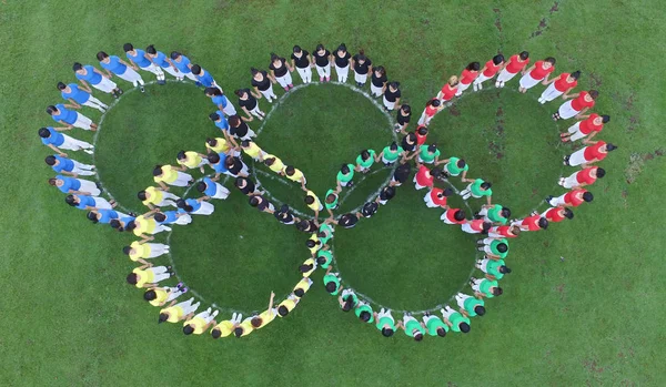 Gli Amanti Dello Yoga Femminile Cinese Formano Gli Anelli Olimpici — Foto Stock