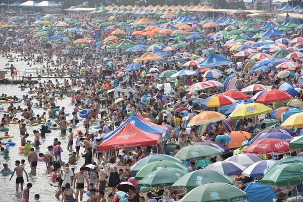 Holidaymakers Crowd Beach Resort Cool Scorcher Dalian City Northeast China — Stock Photo, Image