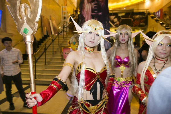 Chinese Cosplayers Gekleed Kostuums Van Warcraft Wonen Een Première Evenement — Stockfoto