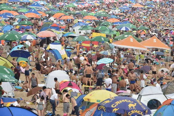 Holidaymakers Crowd Beach Resort Cool Scorcher Dalian City Northeast China — Stock Photo, Image