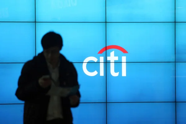 Peatón Pasa Por Tablero Electrónico Que Muestra Logotipo Citi Citigroup — Foto de Stock