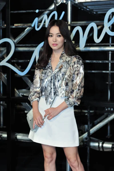 韓国女優ソン ヘギョは シャネルの パリのローマ 2015 コレクション ファッションショーで北京中国 2016 日のレッド カーペットに到着 — ストック写真
