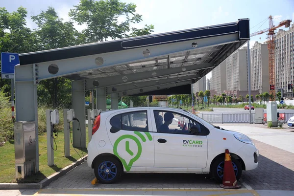 Elektromos Autó Kerül Felszámolásra Egy Fotovoltaikus Energia Zárt Parkoló Sanghajban — Stock Fotó