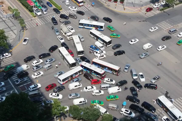 Busse Und Autos Chaos Einer Kreuzung Der Stadt Der Nordwestlichen — Stockfoto