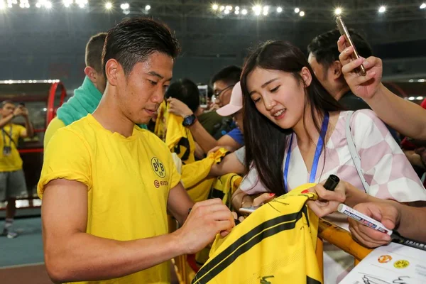 Shinji Kagawa Opustil Borussii Dortmund Značky Autogramy Pro Čínské Fanoušky — Stock fotografie