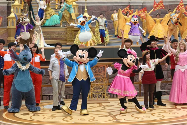 Bestand Entertainers Gekleed Mickey Mouse Minnie Mouse Kostuums Presteren Tijdens — Stockfoto