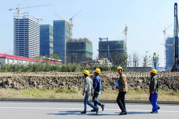 Chinesische Wanderarbeiter Gehen Einem Bau Befindlichen Immobilienprojekt Der Stadt Suzhou — Stockfoto