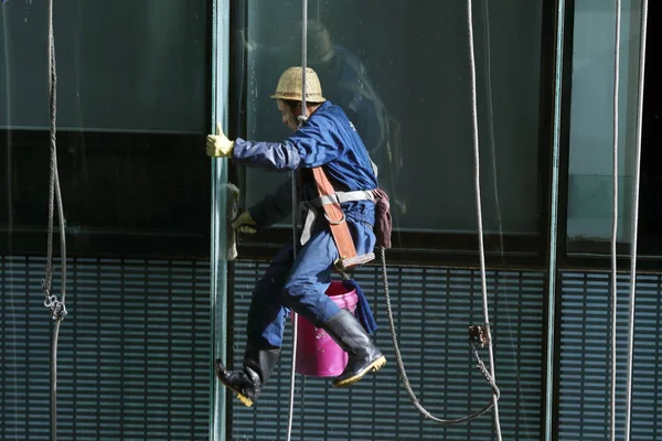 Trabajador Chino Haning Aire Limpia Pared Cristal Edificio Beijing China — Foto de Stock