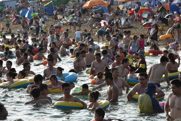 2016年8月21日 在中国东北辽宁省大连市 度假者聚集在一个海滩度假村 在炎热的日子里降温 — 图库照片