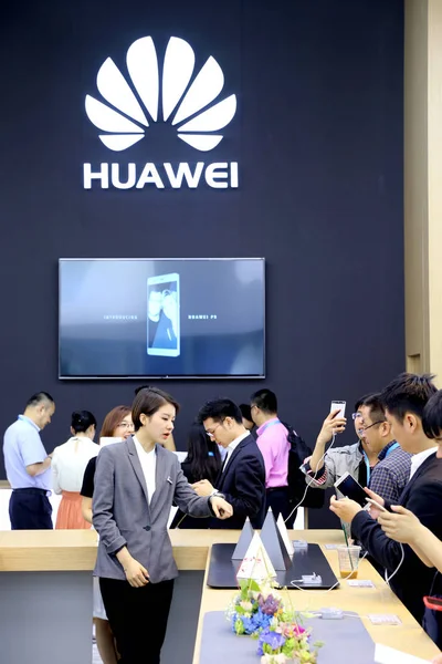 Visitantes Experimentam Smartphones Huawei Durante 2016 International Consumer Electronics Show — Fotografia de Stock