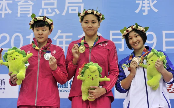 Nadadora China Chen Xinyi Centro Posa Con Medalla Oro Durante —  Fotos de Stock