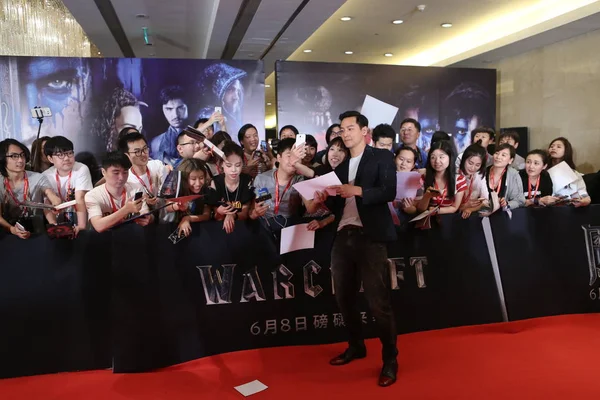 Hong Kong Acteur Daniel Neemt Een Selfie Met Een Fan — Stockfoto