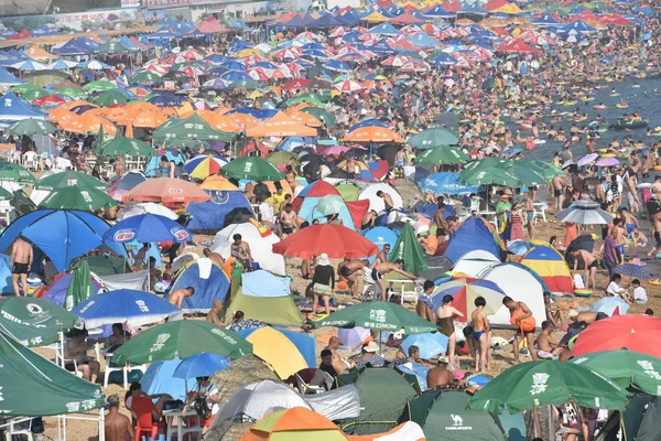 Holidaymakers Crowd Beach Resort Cool Scorching Day Dalian City Northeast — Stock Photo, Image