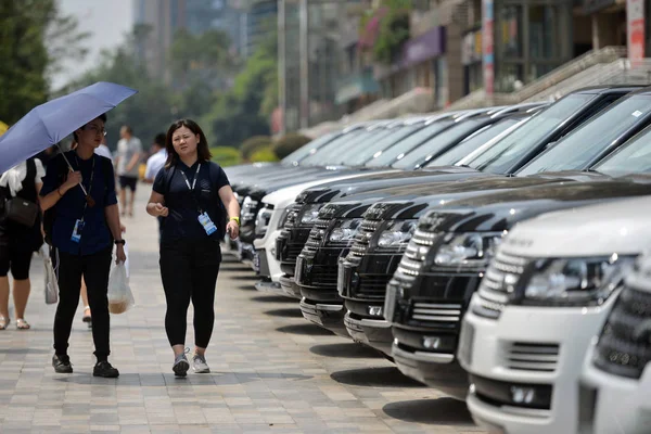 Los Visitantes Chinos Observan Los Suv Land Rover Range Rover —  Fotos de Stock