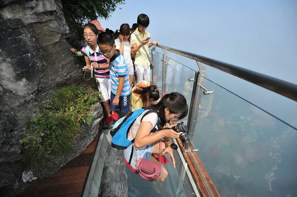 관광객 100 길이의 스카이워크 절벽에 자제의 장가계 공원에서 중국의 2016에 — 스톡 사진
