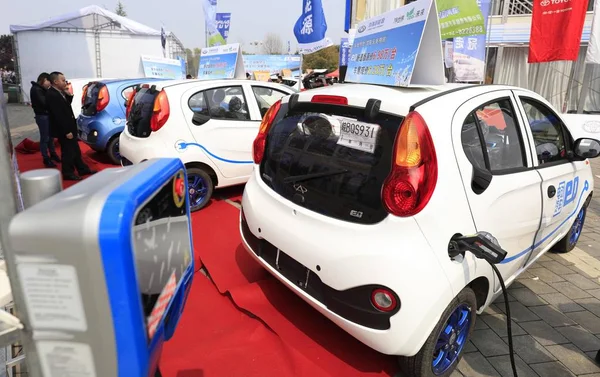 Fájl Elektromos Kompakt Autók Kijelzőn Egy Auto Show Ban Jiujiang — Stock Fotó