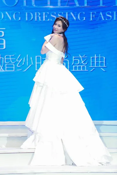 台湾のモデルで女優リン チーリンの紙のドレスに身を包んだ 2016 日組織ブランド Vinda 上海でのプロモーション イベントに出席します — ストック写真