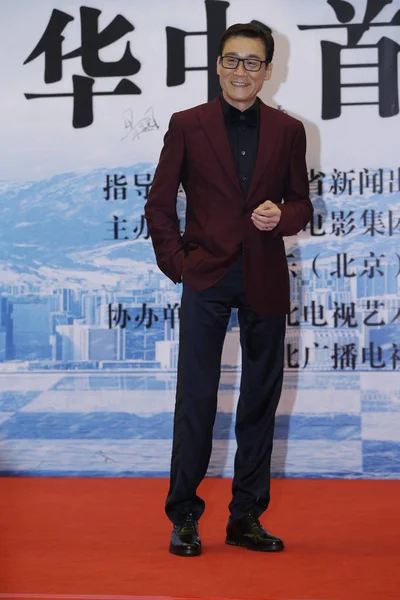 香港演员梁朝辉于2016年6月27日抵达红地毯 在中国中部湖北省武汉市举行他的新片 冷战2 首映式 — 图库照片