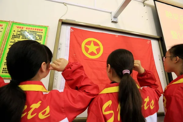 Αρχείο Νέους Κινεζικούς Σπουδαστές Ορκίζονται Μια Τελετή Για Γίνουν Νέα — Φωτογραφία Αρχείου