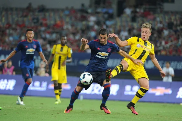 Henrikh Mkhitaryan Van Manchester United Links Uitdagingen Felix Passlack Van — Stockfoto