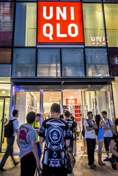 Pejalan Kaki Melewati Sebuah Toko Uniqlo Beijing China Juli 2015 — Stok Foto