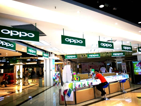 Chinese Customers Buy Oppo Smartphones Store Huaibei City East China — Stock Photo, Image