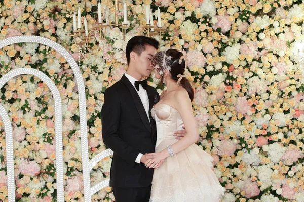 Atriz Taiwanesa Michelle Chen Direita Beija Seu Marido Ator Chinês — Fotografia de Stock