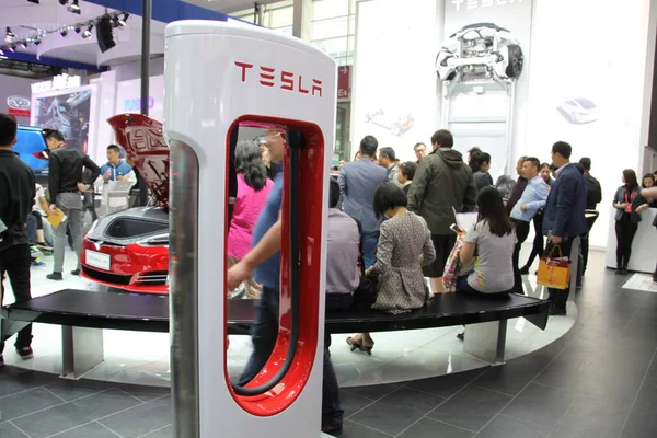 Menschen Besuchen Den Stand Von Tesla Während Der Internationalen Automobilausstellung — Stockfoto