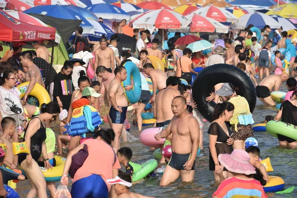 Vakantiegangers Menigte Een Strandresort Koelen Een Warme Dag Dalian Stad — Stockfoto