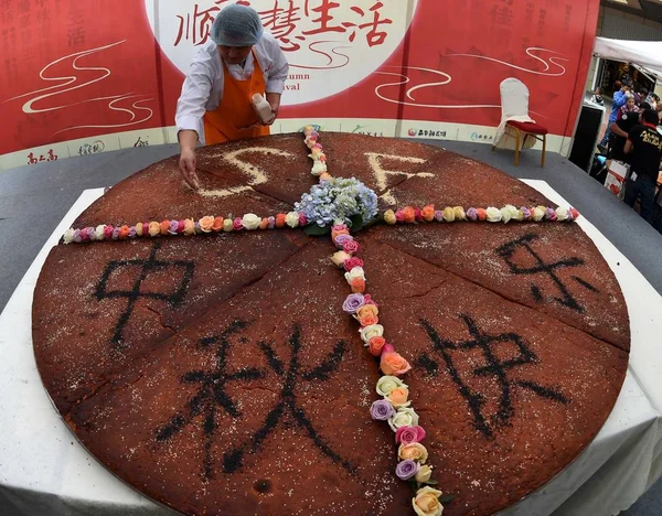 Empleado Una Empresa Alimentos Local Hace Caracteres Chinos Con Sésamo — Foto de Stock