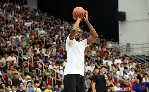 Star Nba Kevin Durant Mostra Sue Abilità Basket Evento Promozionale — Foto Stock