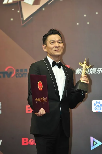 Гонконгский Певец Актер Энди Лау Позирует Своим Трофеем Время Xvi — стоковое фото