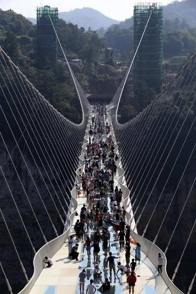 Turistas Lotam Ponte Fundo Vidro Mais Longa Mais Alta Mundo — Fotografia de Stock