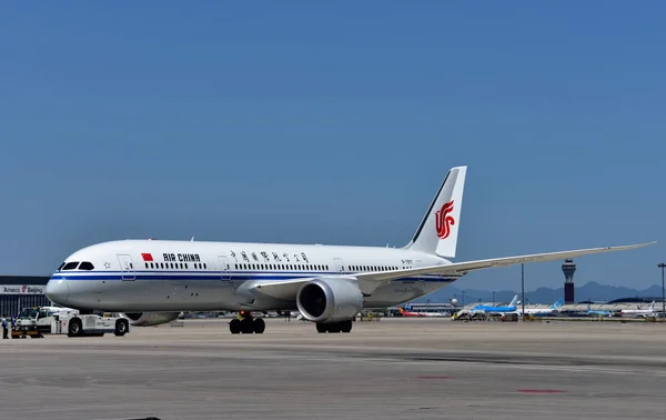 Boeing 787 Sugárhajtású Utasszállító Air China Vontatott Mielőtt Beijing Capital — Stock Fotó