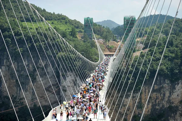 Turistas Lotam Ponte Fundo Vidro Mais Longa Mais Alta Mundo — Fotografia de Stock