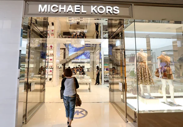 Los Clientes Están Comprando Una Boutique Moda Michael Kors Centro —  Fotos de Stock