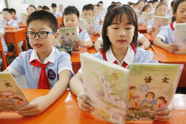 Jóvenes Estudiantes Chinos Leen Voz Alta Sus Libros Texto Chinos —  Fotos de Stock